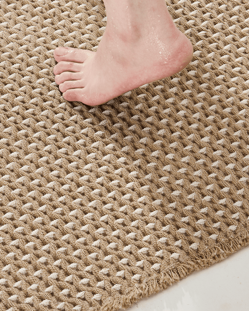 bath-mat-for-guest-bathroom-setup