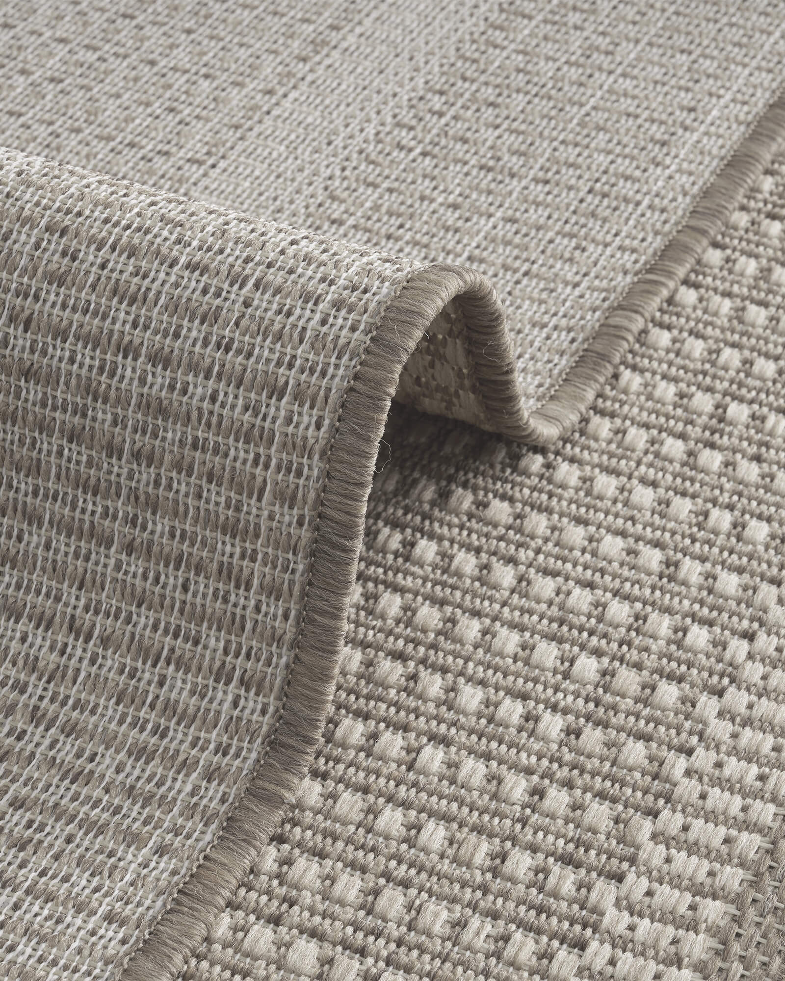 foldable-gray-woven-indoor-outdoor-rug-with-reinforced-edge
