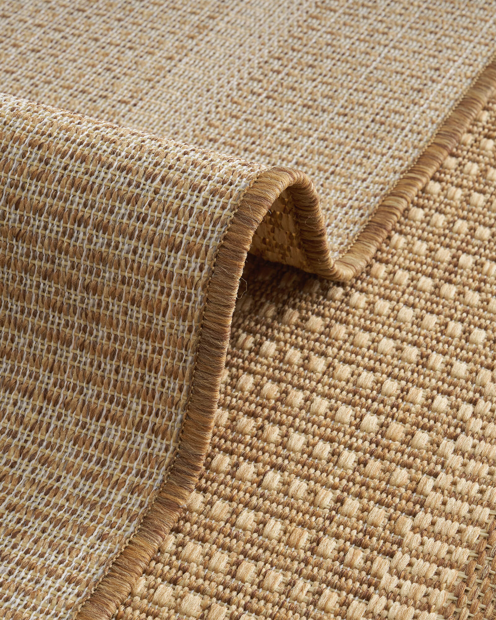 foldable-natural-woven-indoor-outdoor-rug-with-reinforced-edge