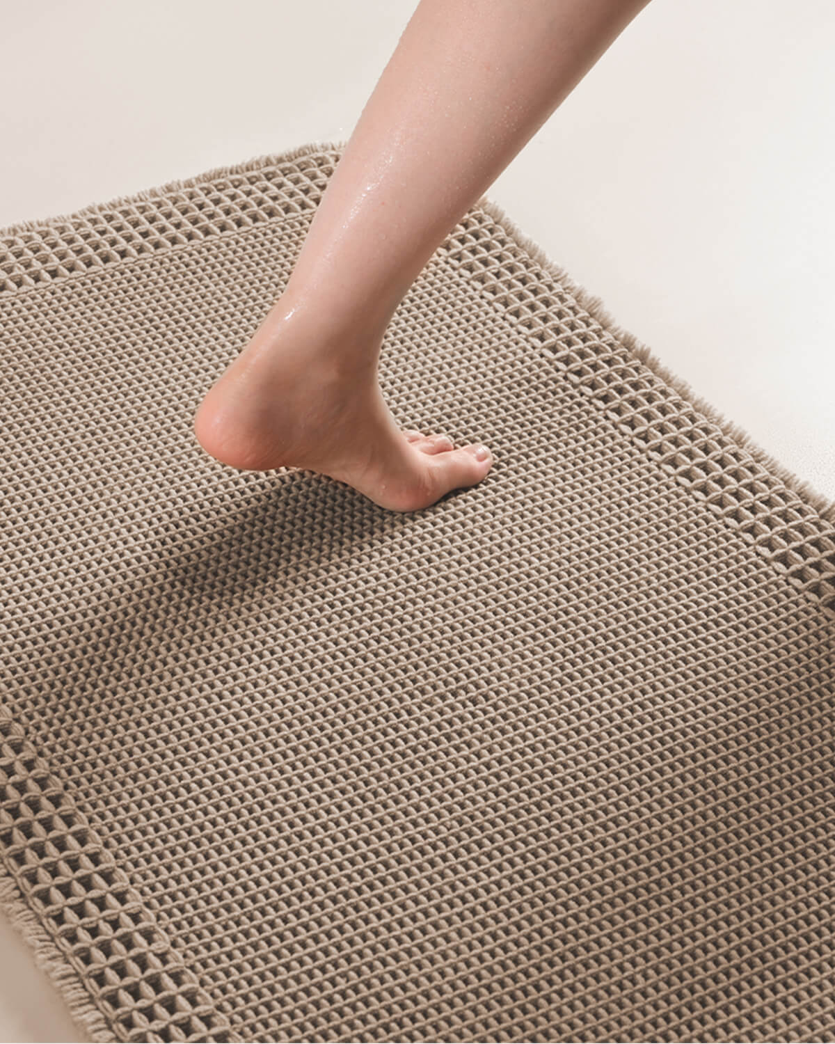 plush-bath-mat-for-relaxed-modern-bathroom-decor