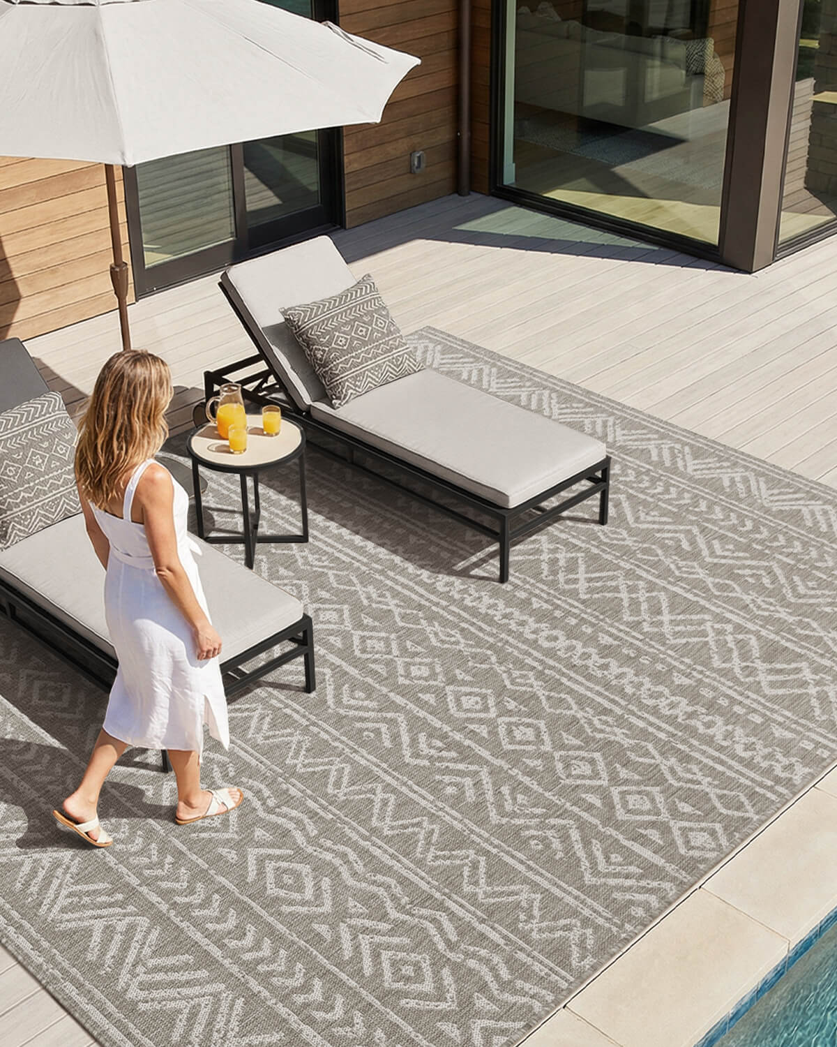 soft-textured-indoor-outdoor-rug-for-modern-patio-and-home-use